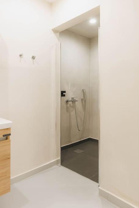 Modern Hiding Place In The Heart Of Афины Экстерьер фото